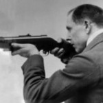  Хуго Шмайссер с пистолетом-пулеметом собственной конструкции