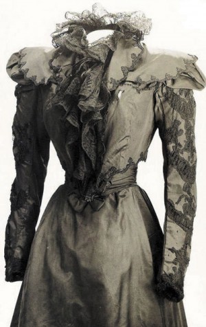  Платье императрицы Елизаветы — на груди слева повреждение от заточки
