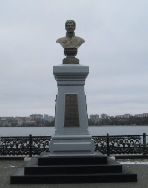  Памятник основателю Ижевских оружейных и железоделательных заводов, горному инженеру А. Ф. Дерябину