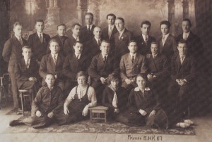  Группа БНК в 1940 г. В среднем ряду третий слева А. П. Григориадис, за ним — В. Н. Мичков, К. И. Колосков. В верхнем ряду третий слева — А. А. Юркин, седьмой — А.В. Пирогов