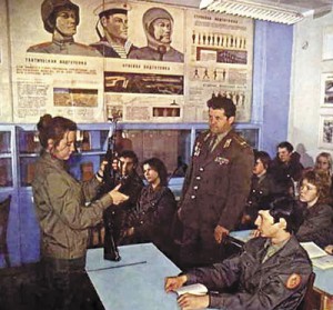  На уроке начальной военной подготовки (СССР, 1980-е)