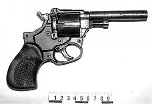  Сигнальный револьвер, переделанный для стрельбы патронами .22 LR, использовался бандитами в октябре 1999 г. при нападении и убийстве К. в селе Владимировка Артемовского района