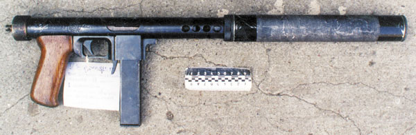  Ранняя модель пистолета-пулемета с неинтегрированным глушителем 