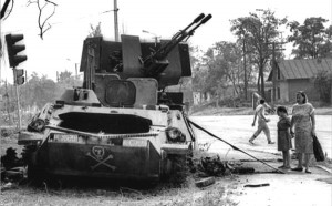  Подбитый молдавский МТ-ЛБ с установленной на нем зениткой ЗУ-23-2 (г. Бендеры, август 1992 г.)