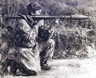  Приднестровский ополченец с гранатометом местного изготовления (1992 г.). Тот же клон РПГ-7, но с накладками ствола