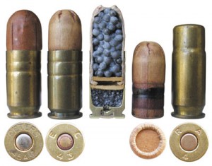  Полицейский дробовой патрон обр. 1925 г., армейский дробовой патрон М12, его разрез и пуля (в центре), и дробовой патрон М15 (справа)