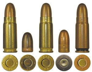  Стальные латунированные гильзы 1950-1952 гг. с пулями П и Пст в сравнении со штатным патроном в биметаллической гильзе 