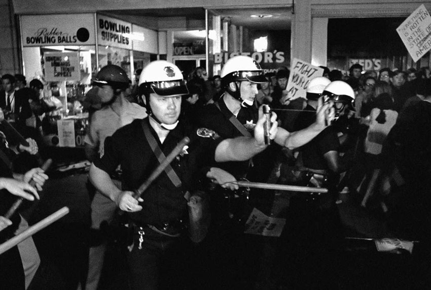  Полицейские Окленда используют газовые баллончики во время демонстрации «Stop the draft week» (16 октября 1967 г.)